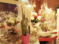 Der Tisch mit Geschenken und Blumen